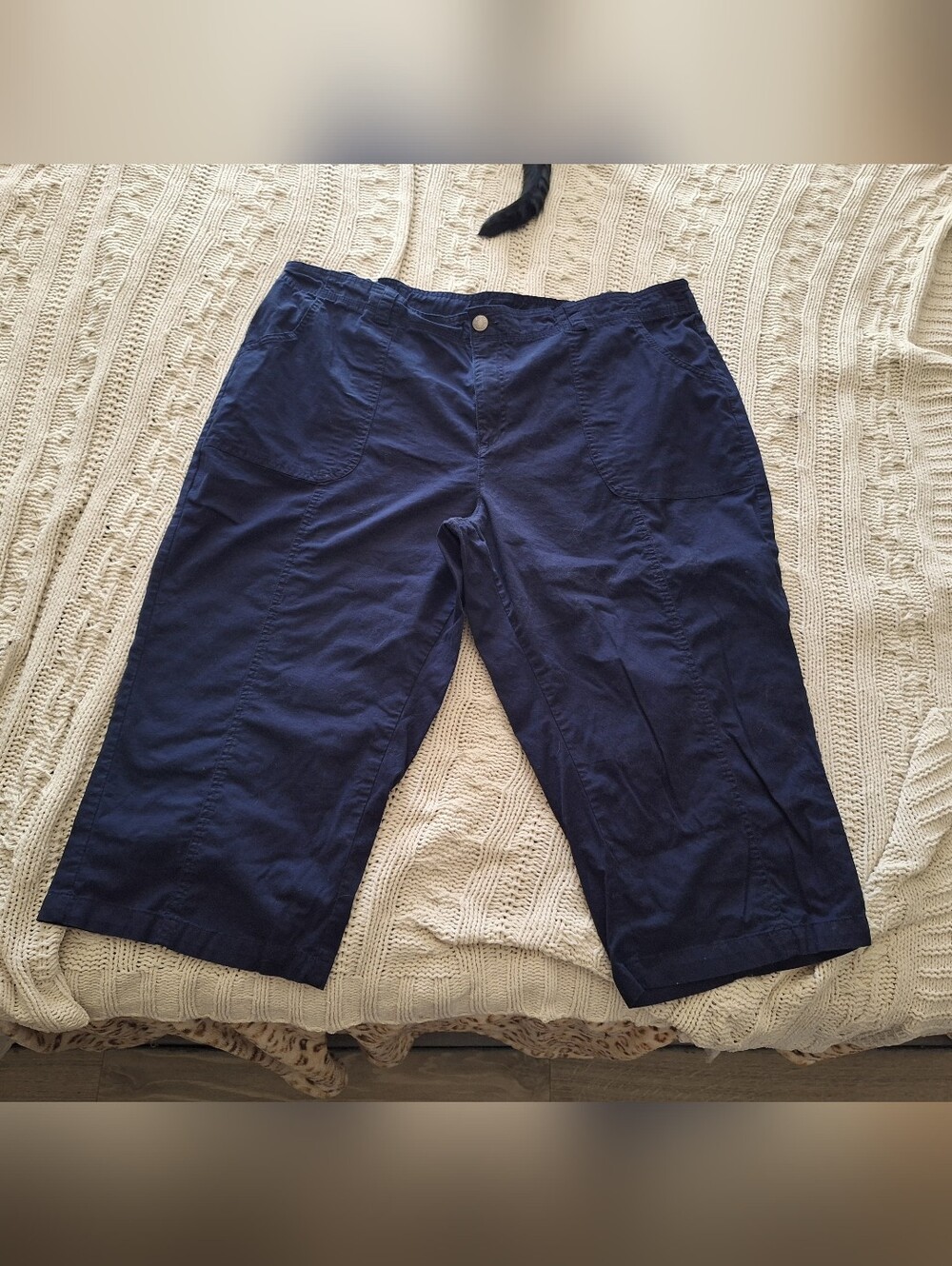 Woman's Amazon Essentials Capri Pants Size 2XL